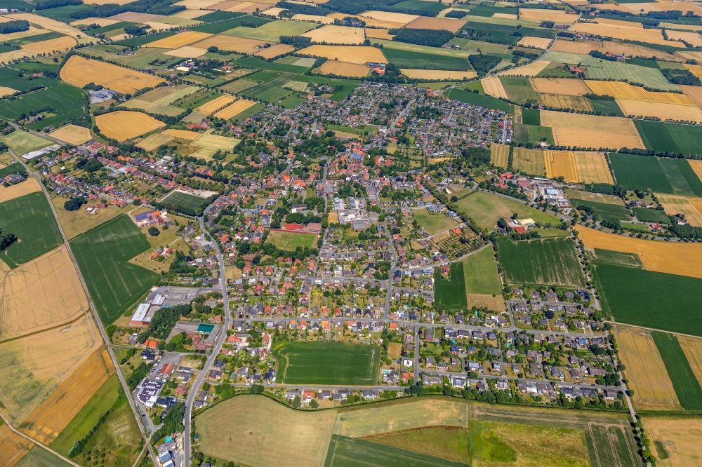 Luftbild Enniger - Gesamtübersicht und Stadtgebiet mit Außenbezirken und Innenstadtbereich in Enniger im Bundesland Nordrhein-Westfalen, Deutschland