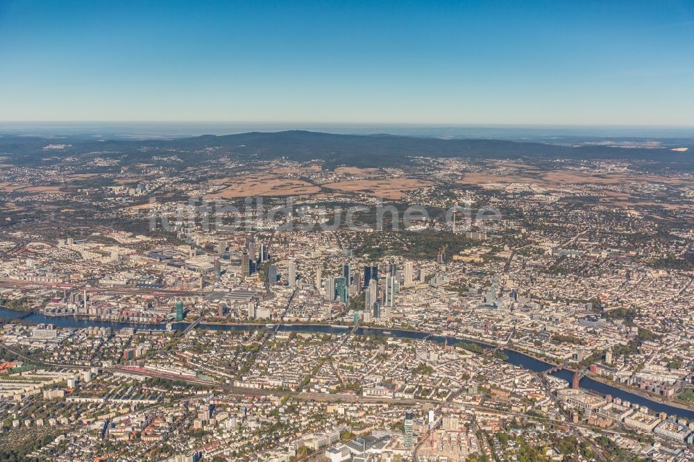 Luftaufnahme Frankfurt am Main - Gesamtübersicht und Stadtgebiet mit Außenbezirken und Innenstadtbereich in Frankfurt am Main im Bundesland Hessen, Deutschland