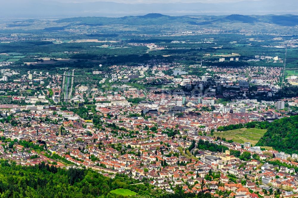 Freiburg im Breisgau von oben - Gesamtübersicht und Stadtgebiet mit Außenbezirken und Innenstadtbereich in Freiburg im Breisgau im Bundesland Baden-Württemberg, Deutschland