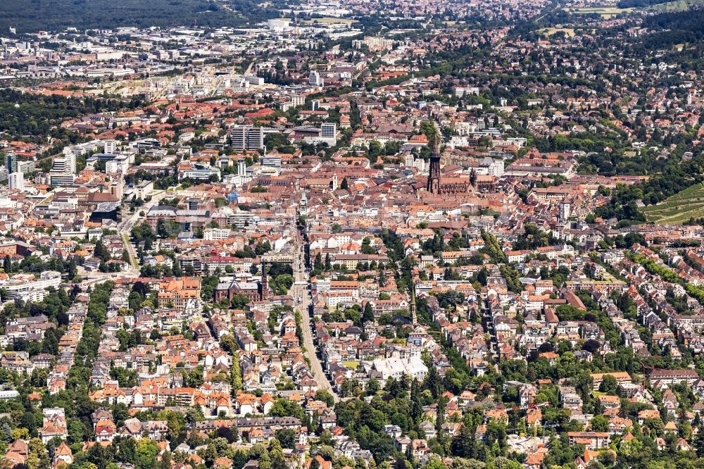 Freiburg im Breisgau von oben - Gesamtübersicht und Stadtgebiet mit Außenbezirken und Innenstadtbereich in Freiburg im Breisgau im Bundesland Baden-Württemberg, Deutschland