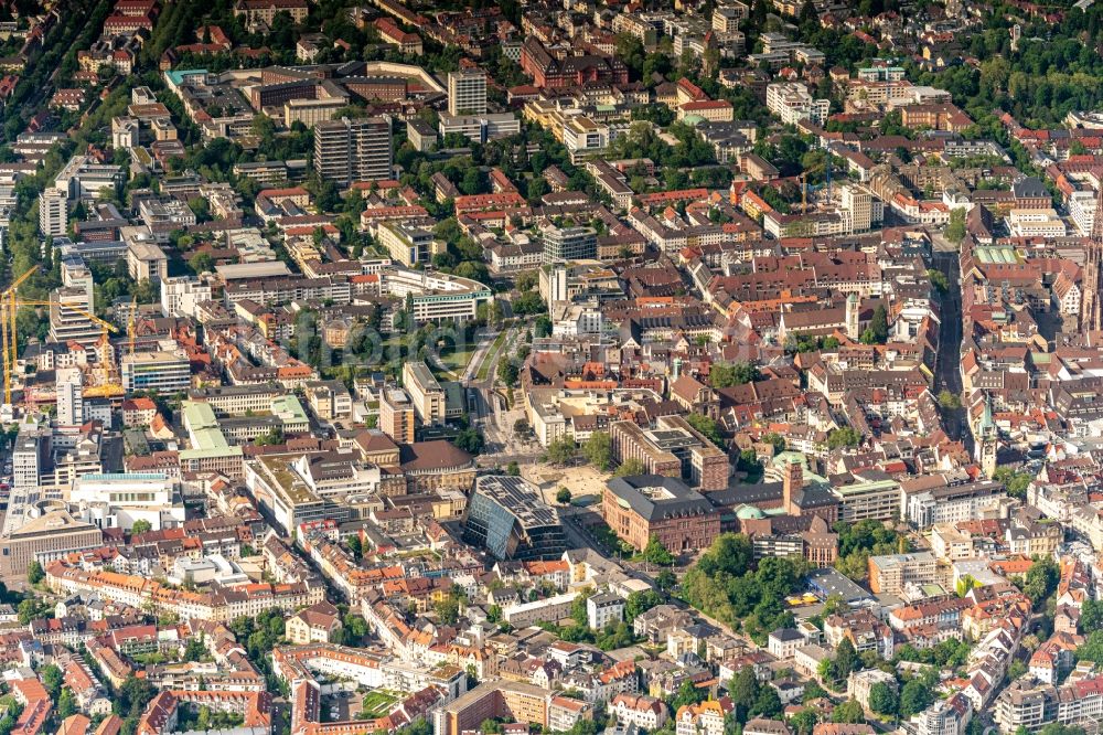 Luftbild Freiburg im Breisgau - Gesamtübersicht und Stadtgebiet mit Außenbezirken und Innenstadtbereich in Freiburg im Breisgau im Bundesland Baden-Württemberg, Deutschland