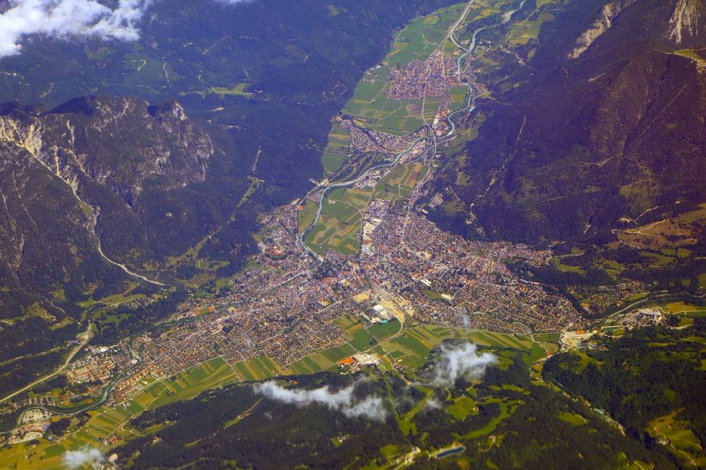 Luftbild Garmisch-Partenkirchen - Gesamtübersicht und Stadtgebiet mit Außenbezirken und Innenstadtbereich in Garmisch-Partenkirchen im Bundesland Bayern, Deutschland