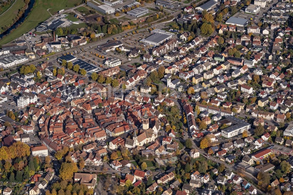 Haslach im Kinzigtal von oben - Gesamtübersicht und Stadtgebiet mit Außenbezirken und Innenstadtbereich in Haslach im Kinzigtal im Bundesland Baden-Württemberg, Deutschland