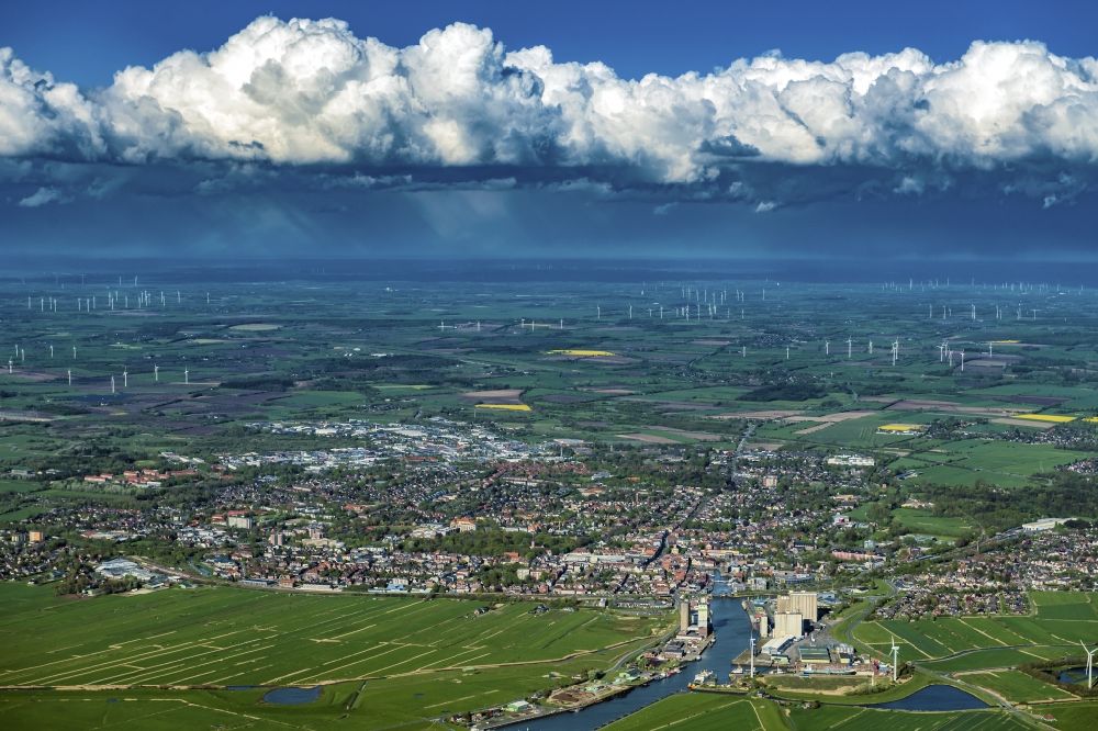 Luftaufnahme Husum - Gesamtübersicht und Stadtgebiet mit Außenbezirken und Innenstadtbereich in Husum im Bundesland Schleswig-Holstein, Deutschland