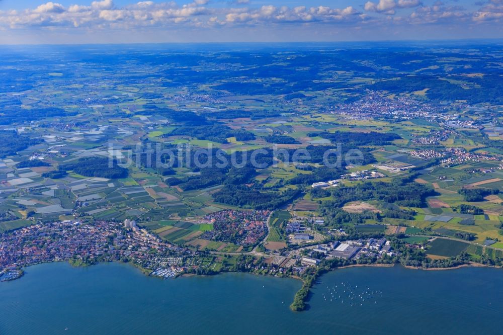 Luftaufnahme Immenstaad am Bodensee - Gesamtübersicht und Stadtgebiet mit Außenbezirken und Innenstadtbereich in Immenstaad am Bodensee im Bundesland , Deutschland