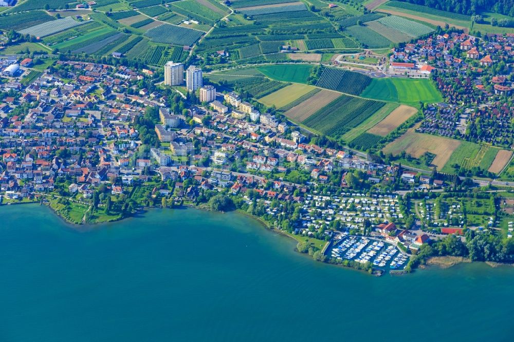 Luftbild Immenstaad am Bodensee - Gesamtübersicht und Stadtgebiet mit Außenbezirken und Innenstadtbereich in Immenstaad am Bodensee im Bundesland , Deutschland