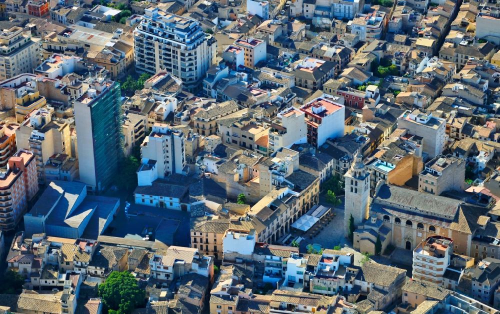 Luftbild Inca - Gesamtübersicht und Stadtgebiet mit Außenbezirken und Innenstadtbereich in Inca auf der balearischen Mittelmeerinsel Mallorca, Spanien