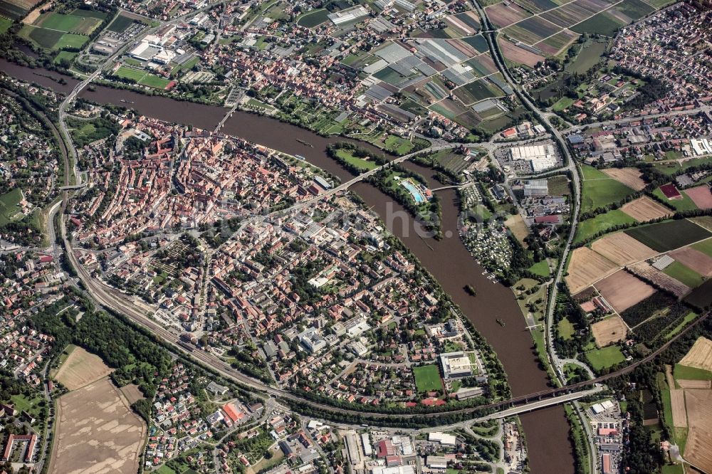 Luftbild Kitzingen - Gesamtübersicht und Stadtgebiet mit Außenbezirken und Innenstadtbereich in Kitzingen im Bundesland Bayern, Deutschland