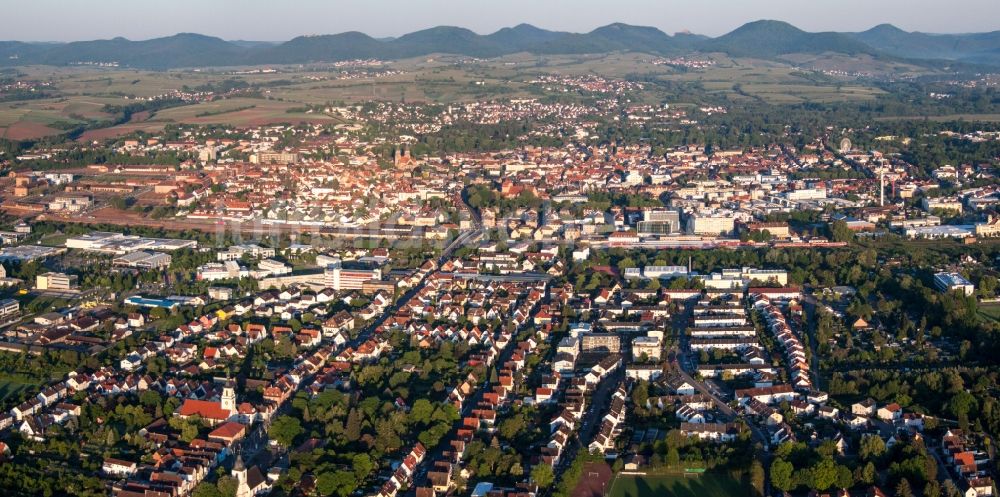 Landau in der Pfalz von oben - Gesamtübersicht und Stadtgebiet mit Außenbezirken und Innenstadtbereich in Landau in der Pfalz im Bundesland Rheinland-Pfalz, Deutschland