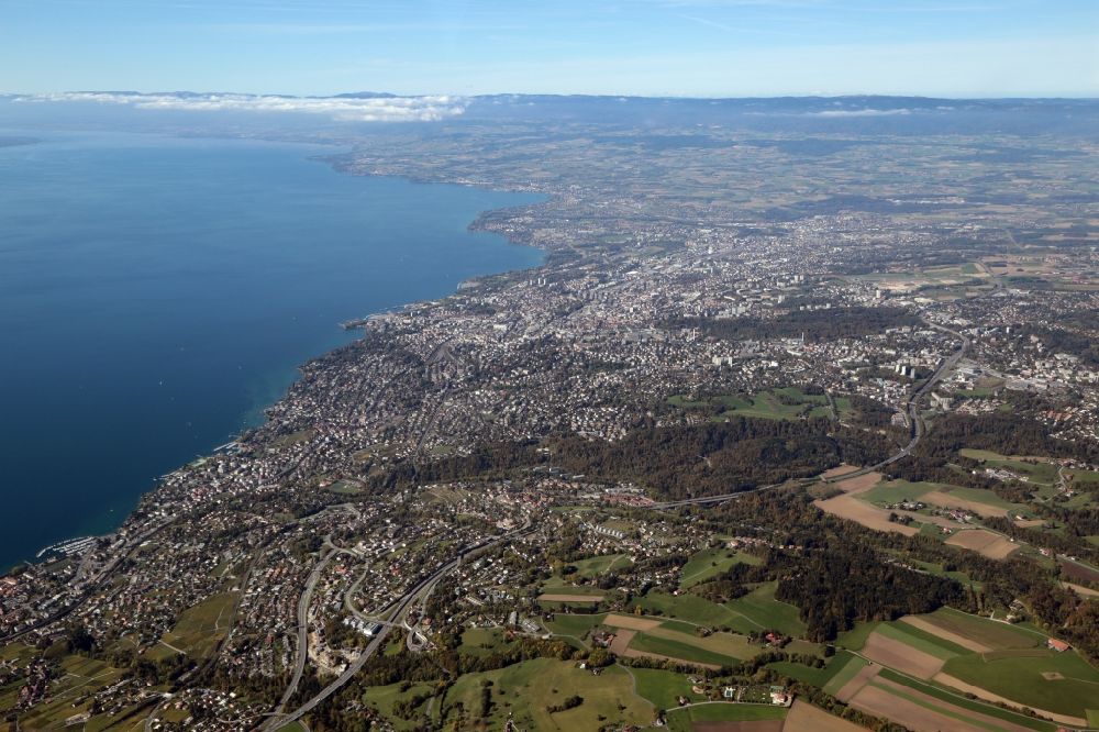 Lausanne von oben - Gesamtübersicht und Stadtgebiet mit Außenbezirken und Innenstadtbereich in Lausanne am Genfersee im Kanton Vaud, Schweiz