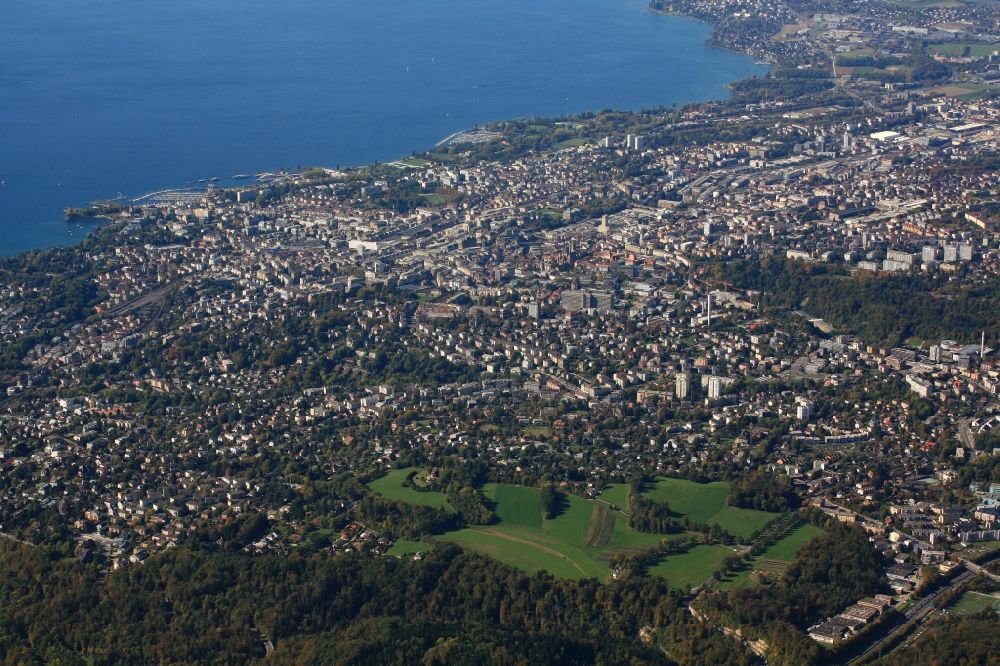 Lausanne von oben - Gesamtübersicht und Stadtgebiet mit Außenbezirken und Innenstadtbereich in Lausanne im Kanton Vaud, Schweiz