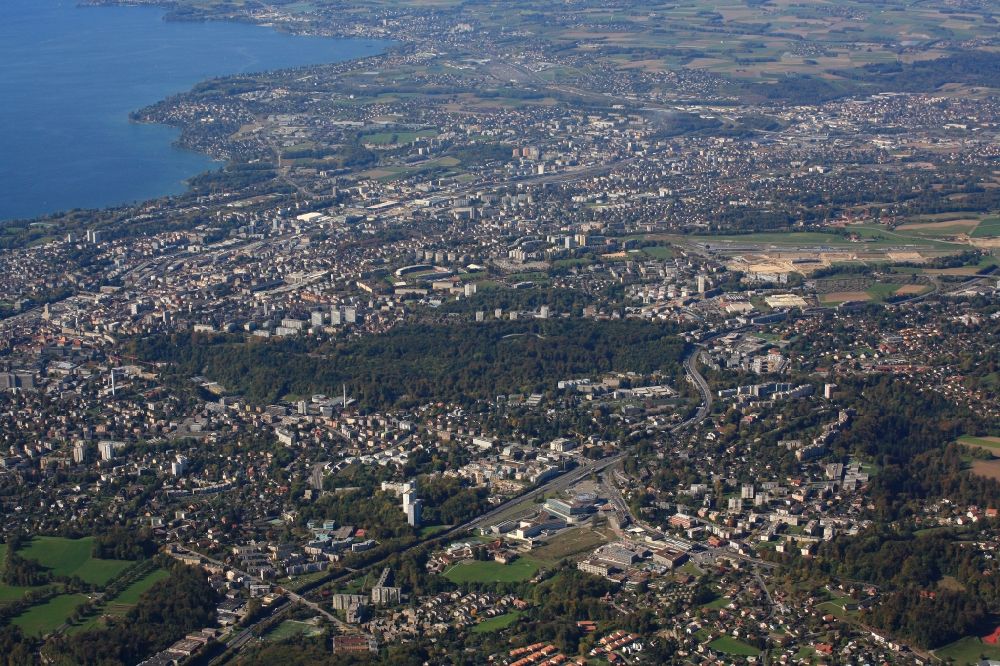 Luftbild Lausanne - Gesamtübersicht und Stadtgebiet mit Außenbezirken und Innenstadtbereich in Lausanne im Kanton Vaud, Schweiz