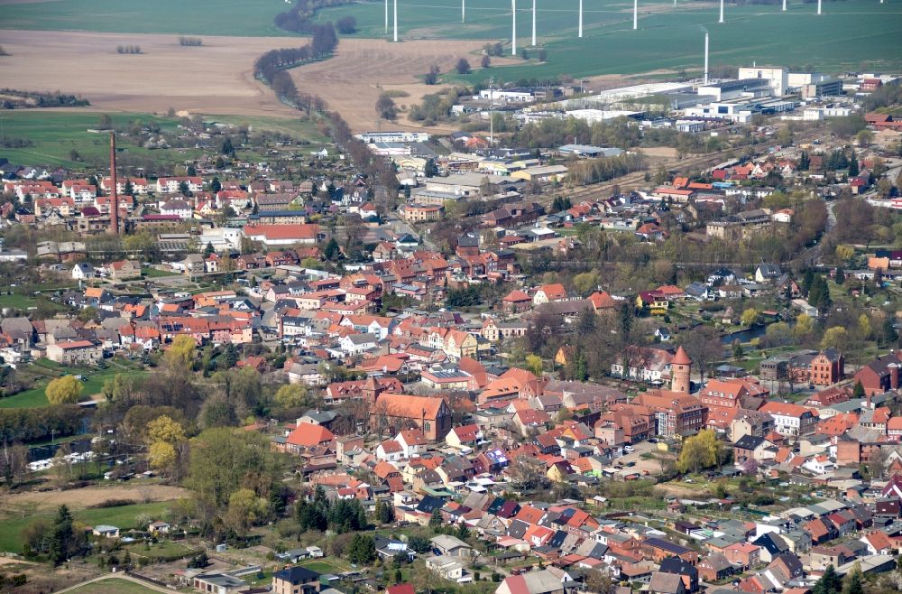 Lübz von oben - Gesamtübersicht und Stadtgebiet mit Außenbezirken und Innenstadtbereich in Lübz im Bundesland Mecklenburg-Vorpommern, Deutschland
