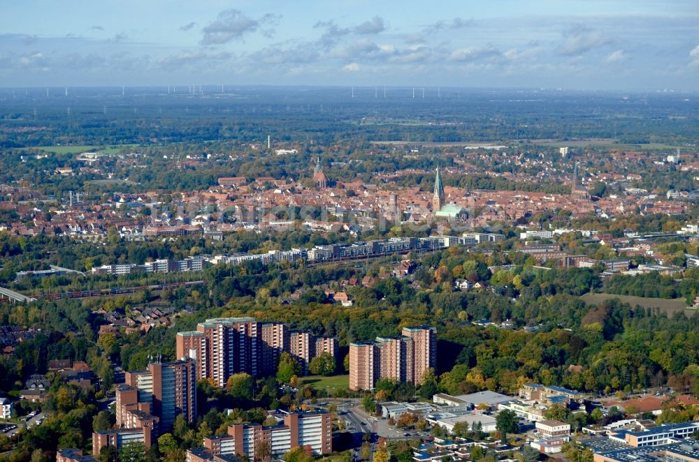 Lüneburg von oben - Gesamtübersicht und Stadtgebiet mit Außenbezirken und Innenstadtbereich in Lüneburg im Bundesland Niedersachsen, Deutschland