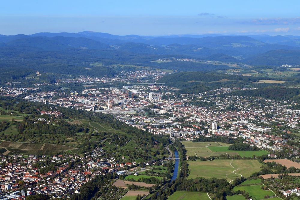 Luftaufnahme Lörrach - Gesamtübersicht und Stadtgebiet mit Außenbezirken und Innenstadtbereich in Lörrach im Bundesland Baden-Württemberg, Deutschland