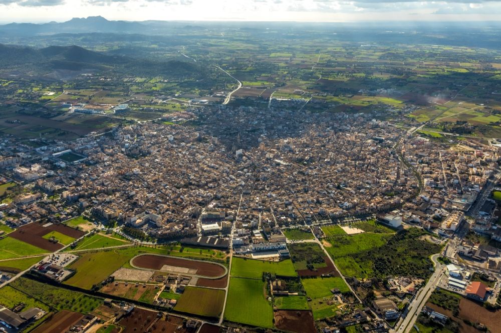 Manacor von oben - Gesamtübersicht und Stadtgebiet mit Außenbezirken und Innenstadtbereich in Manacor in Balearische Insel Mallorca, Spanien