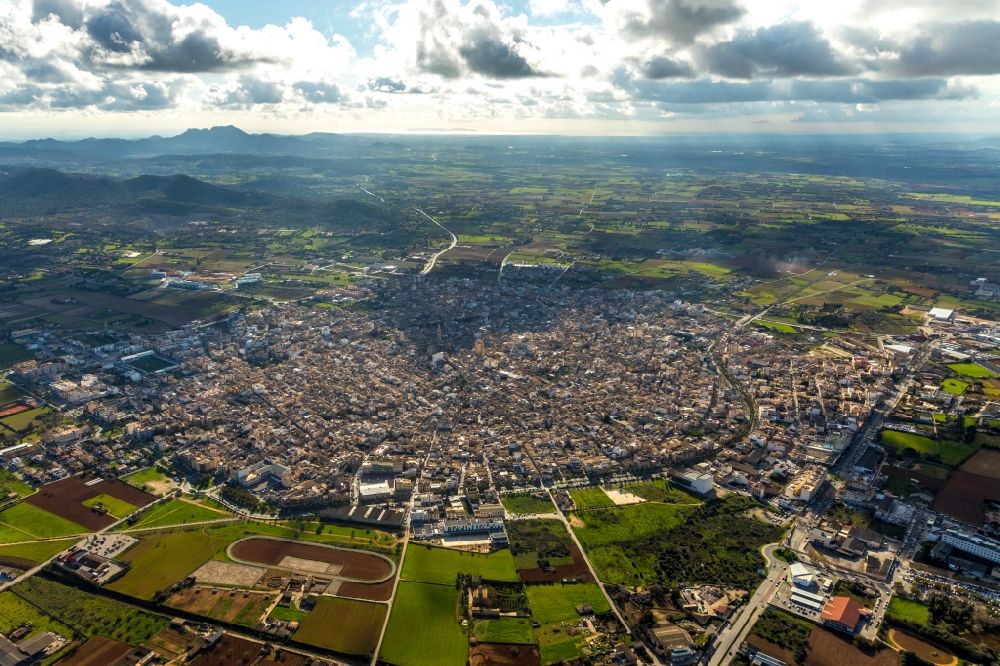 Manacor aus der Vogelperspektive: Gesamtübersicht und Stadtgebiet mit Außenbezirken und Innenstadtbereich in Manacor in Balearische Insel Mallorca, Spanien