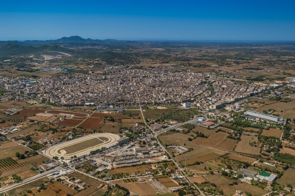 Luftbild Manacor - Gesamtübersicht und Stadtgebiet mit Außenbezirken und Innenstadtbereich in Manacor in Balearische Insel Mallorca, Spanien