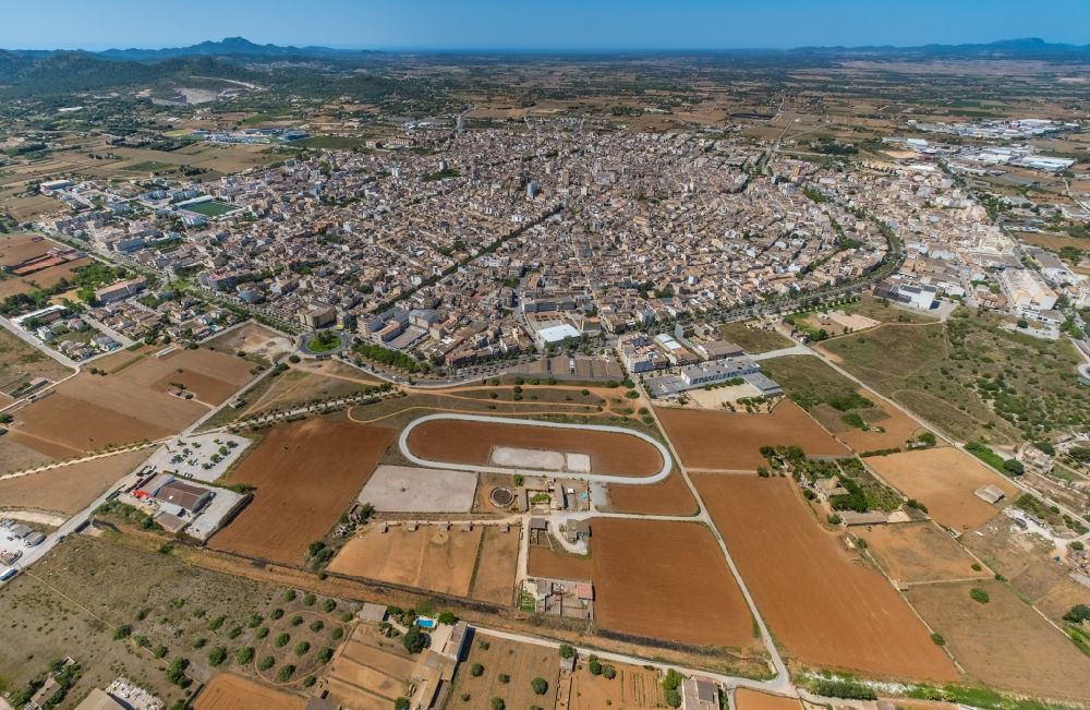 Luftaufnahme Manacor - Gesamtübersicht und Stadtgebiet mit Außenbezirken und Innenstadtbereich in Manacor in Balearische Insel Mallorca, Spanien