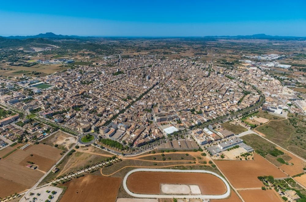 Manacor von oben - Gesamtübersicht und Stadtgebiet mit Außenbezirken und Innenstadtbereich in Manacor in Balearische Insel Mallorca, Spanien