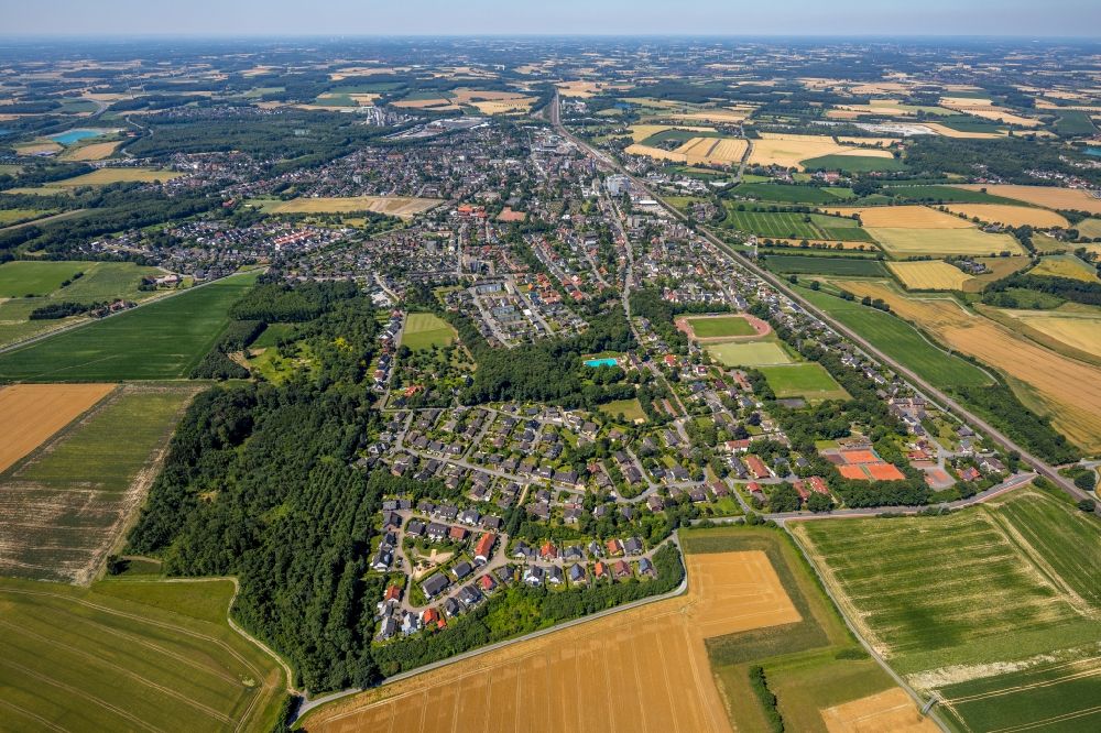 Luftaufnahme Neubeckum - Gesamtübersicht und Stadtgebiet mit Außenbezirken und Innenstadtbereich in Neubeckum im Bundesland Nordrhein-Westfalen, Deutschland