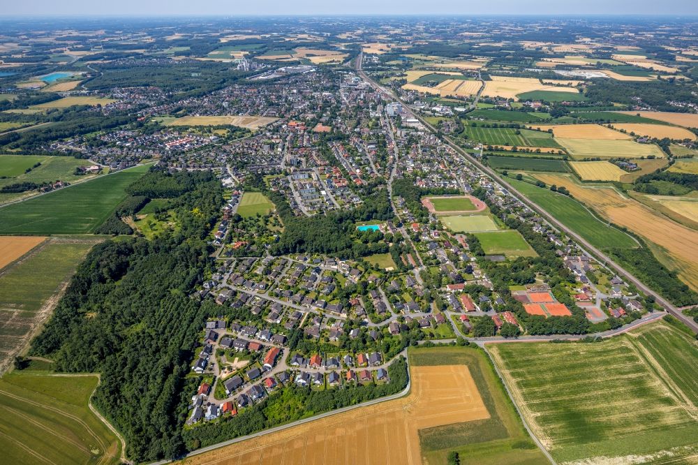 Neubeckum von oben - Gesamtübersicht und Stadtgebiet mit Außenbezirken und Innenstadtbereich in Neubeckum im Bundesland Nordrhein-Westfalen, Deutschland
