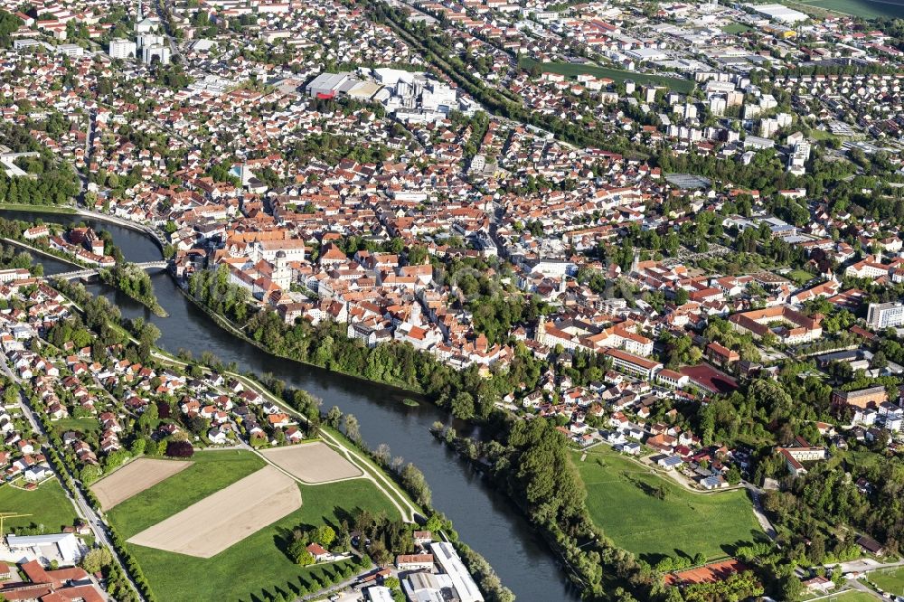 Neuburg an der Donau von oben - Gesamtübersicht und Stadtgebiet mit Außenbezirken und Innenstadtbereich in Neuburg an der Donau im Bundesland Bayern, Deutschland