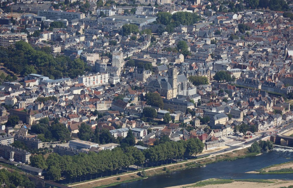 Nevers von oben - Gesamtübersicht und Stadtgebiet mit Außenbezirken und Innenstadtbereich in Nevers in Bourgogne-Franche-Comte, Frankreich