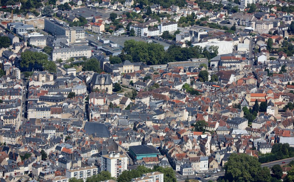 Nevers aus der Vogelperspektive: Gesamtübersicht und Stadtgebiet mit Außenbezirken und Innenstadtbereich in Nevers in Bourgogne-Franche-Comte, Frankreich