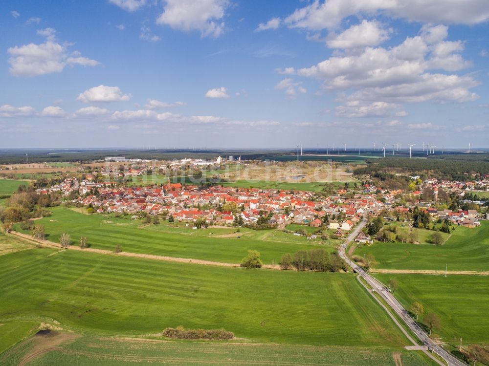 Luftaufnahme Niemegk - Gesamtübersicht und Stadtgebiet mit Außenbezirken und Innenstadtbereich in Niemegk im Bundesland Brandenburg, Deutschland