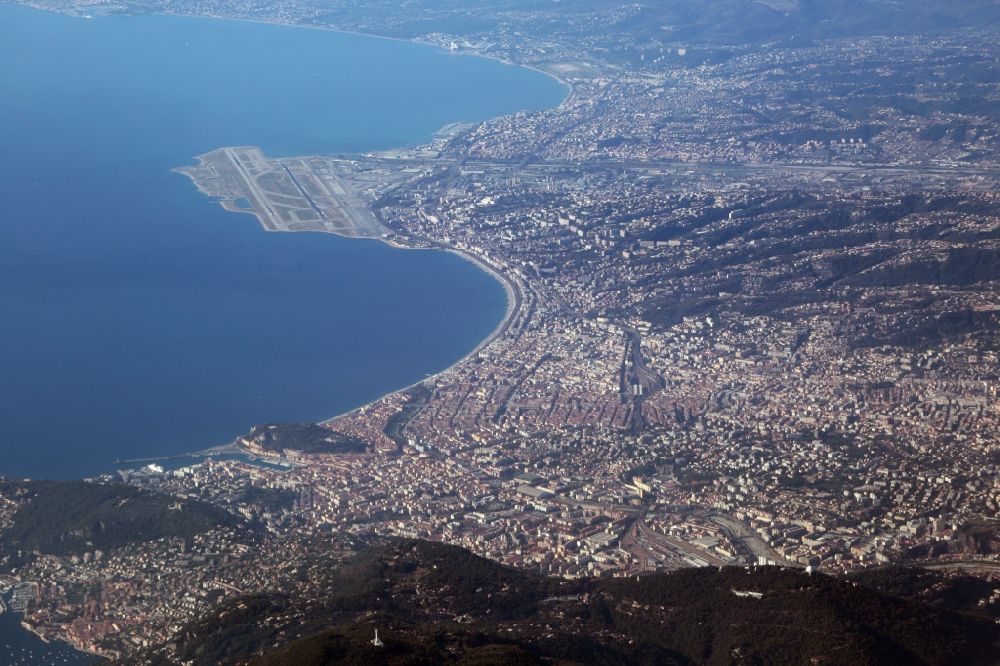 Luftbild Nizza - Gesamtübersicht und Stadtgebiet mit Außenbezirken und Innenstadtbereich in Nizza in Provence-Alpes-Cote d'Azur, Frankreich