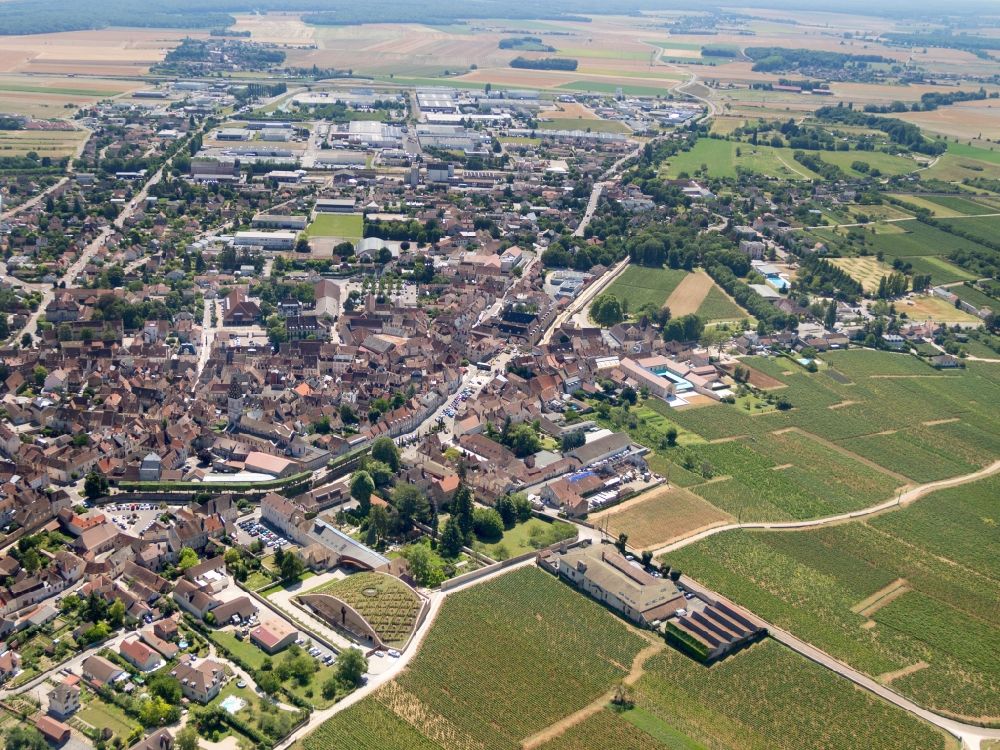 Luftaufnahme Nuits-Saint-Georges - Gesamtübersicht und Stadtgebiet mit Außenbezirken und Innenstadtbereich in Nuits-Saint-Georges in Bourgogne Franche-Comte, Frankreich