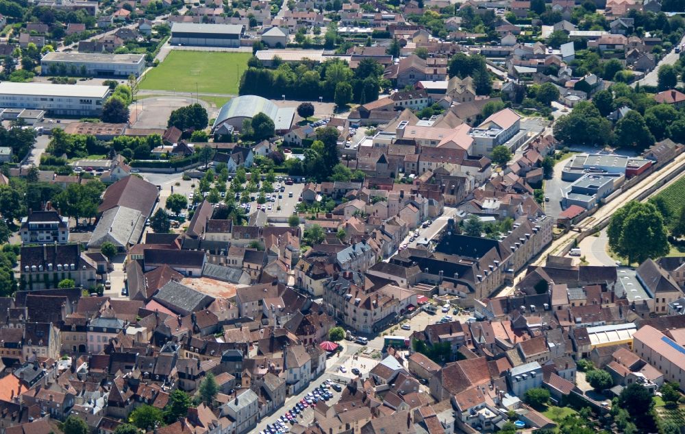 Nuits-Saint-Georges von oben - Gesamtübersicht und Stadtgebiet mit Außenbezirken und Innenstadtbereich in Nuits-Saint-Georges in Bourgogne Franche-Comte, Frankreich