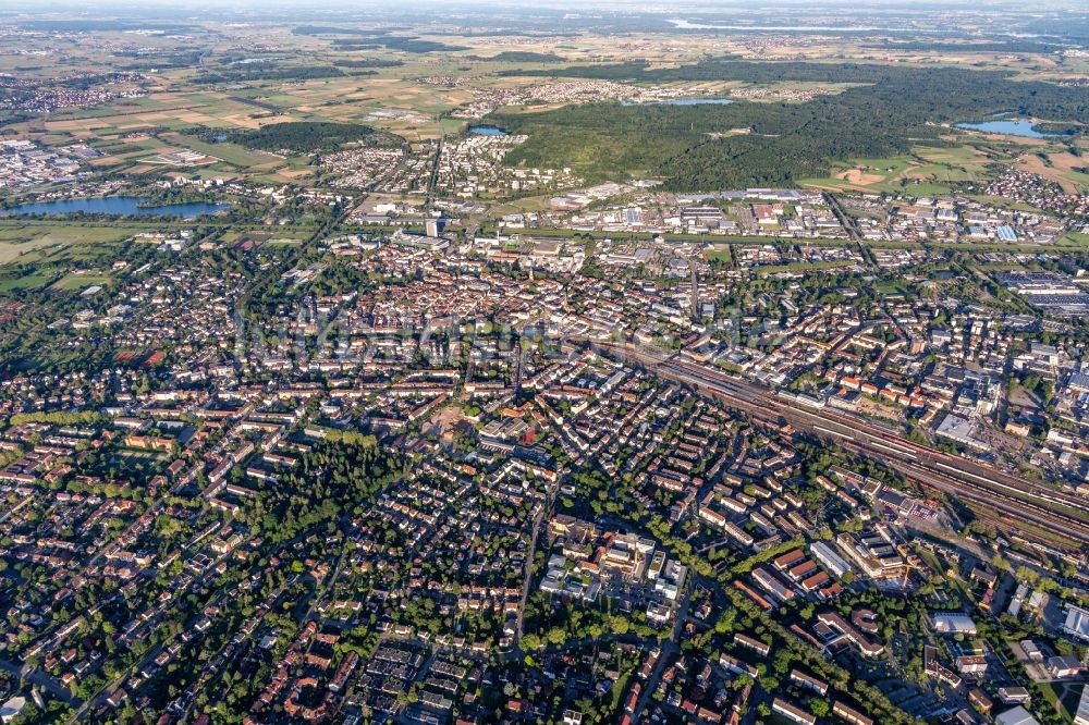 Luftaufnahme Offenburg - Gesamtübersicht und Stadtgebiet mit Außenbezirken und Innenstadtbereich in Offenburg im Bundesland Baden-Württemberg, Deutschland