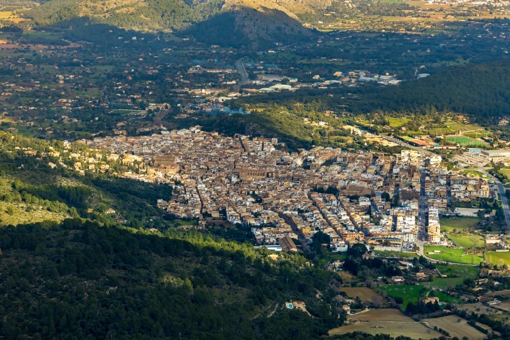 Luftaufnahme Pollenca - Gesamtübersicht und Stadtgebiet mit Außenbezirken und Innenstadtbereich in Pollenca in Balearische Insel Mallorca, Spanien