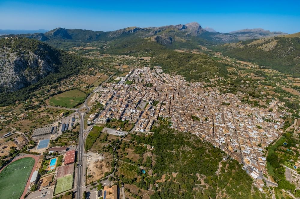 Luftbild Pollenca - Gesamtübersicht und Stadtgebiet mit Außenbezirken und Innenstadtbereich in Pollenca in Balearische Insel Mallorca, Spanien