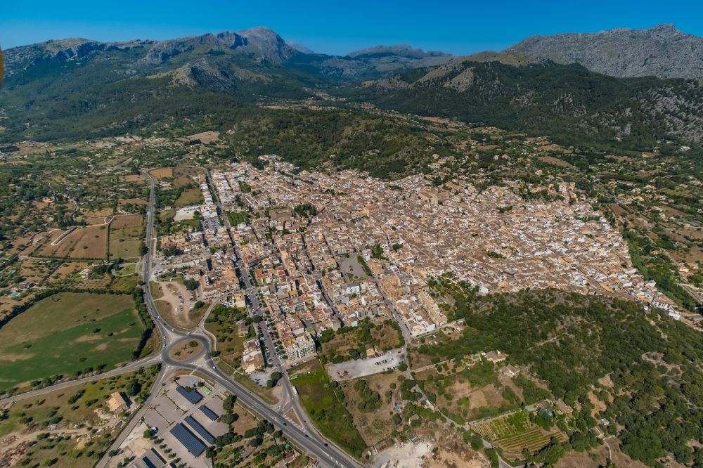 Luftaufnahme Pollenca - Gesamtübersicht und Stadtgebiet mit Außenbezirken und Innenstadtbereich in Pollenca in Balearische Insel Mallorca, Spanien