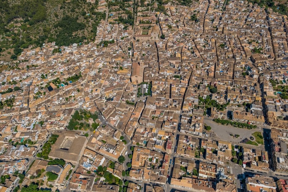 Pollenca aus der Vogelperspektive: Gesamtübersicht und Stadtgebiet mit Außenbezirken und Innenstadtbereich in Pollenca in Balearische Insel Mallorca, Spanien