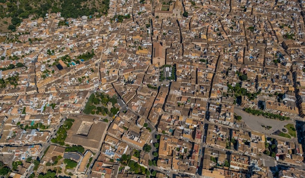 Luftbild Pollenca - Gesamtübersicht und Stadtgebiet mit Außenbezirken und Innenstadtbereich in Pollenca in Balearische Insel Mallorca, Spanien