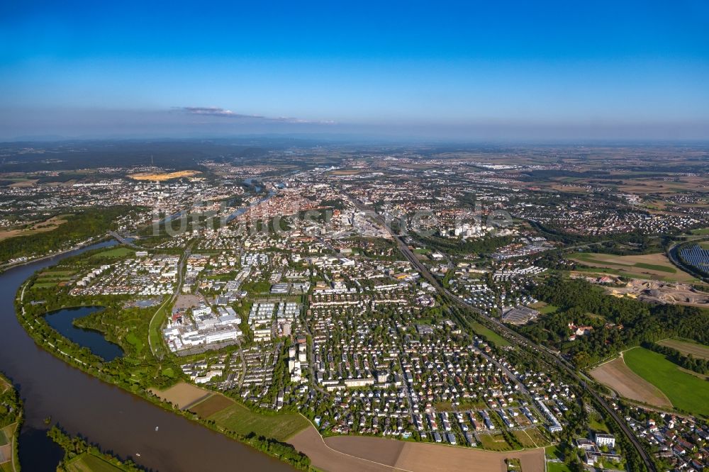 Luftbild Regensburg - Gesamtübersicht und Stadtgebiet mit Außenbezirken und Innenstadtbereich in Regensburg im Bundesland Bayern, Deutschland
