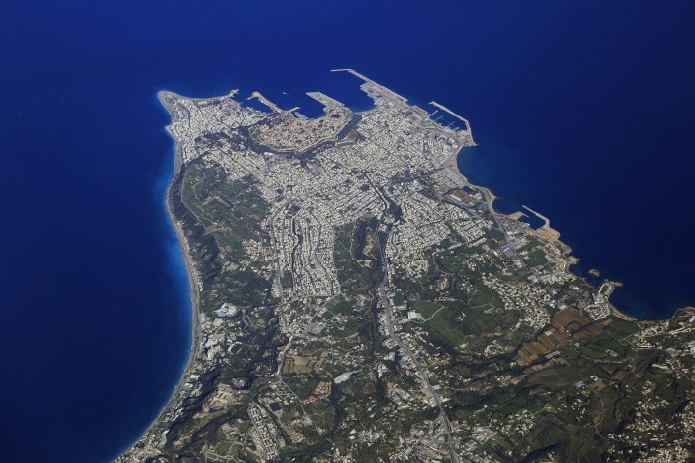 Luftaufnahme Rodos - Gesamtübersicht und Stadtgebiet mit Außenbezirken und Innenstadtbereich in Rodos auf der Insel Rhodos, Griechenland