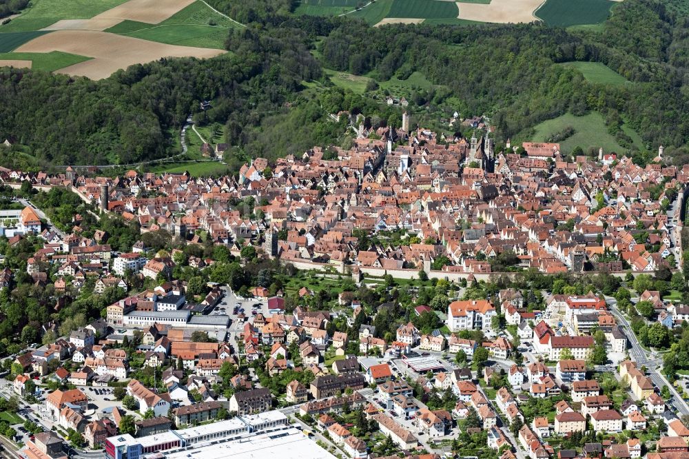 Luftaufnahme Rothenburg ob der Tauber - Gesamtübersicht und Stadtgebiet mit Außenbezirken und Innenstadtbereich in Rothenburg ob der Tauber im Bundesland Bayern, Deutschland