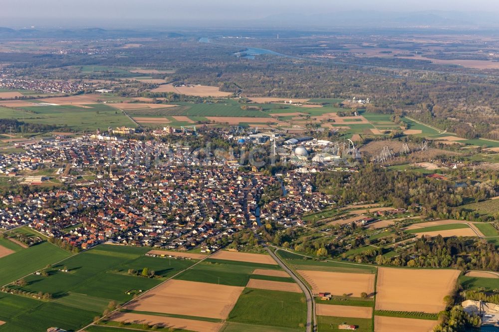 Rust von oben - Gesamtübersicht und Stadtgebiet mit Außenbezirken und Innenstadtbereich in Rust im Bundesland Baden-Württemberg, Deutschland
