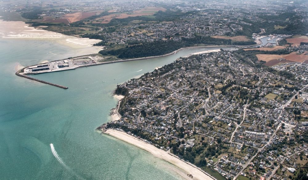 Luftbild Saint-Brieuc - Gesamtübersicht und Stadtgebiet mit Außenbezirken und Innenstadtbereich in Saint-Brieuc in Bretagne, Frankreich