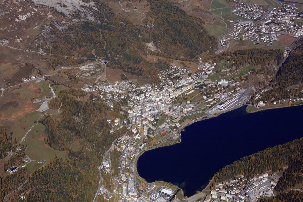 Sankt Moritz von oben - Gesamtübersicht und Stadtgebiet mit Außenbezirken, Innenstadtbereich und Sankt Moritzer See in Sankt Moritz im Kanton Graubünden, Schweiz