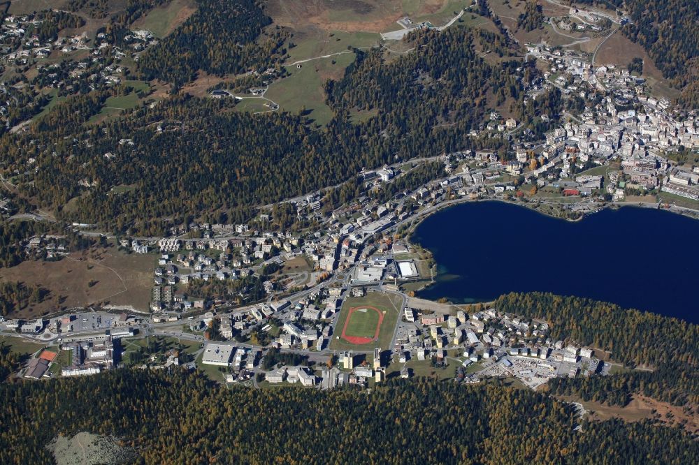 Luftbild Sankt Moritz - Gesamtübersicht und Stadtgebiet mit Außenbezirken, Innenstadtbereich und Sankt Moritzer See in Sankt Moritz im Kanton Graubünden, Schweiz