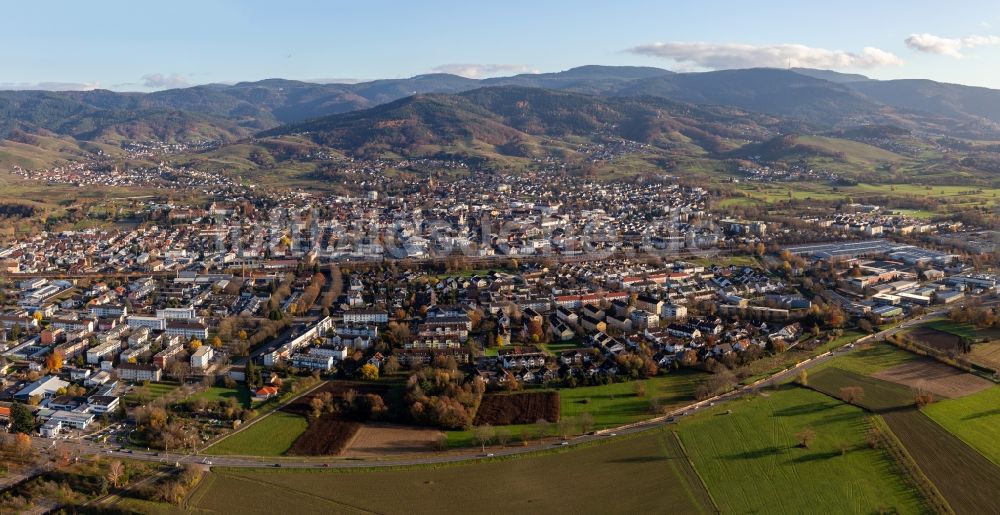 Luftbild Bühl - Gesamtübersicht und Stadtgebiet mit Außenbezirken und Innenstadtbereich am Schwarzwaldrand in Bühl im Bundesland Baden-Württemberg, Deutschland
