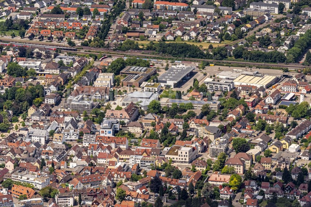 Luftaufnahme Bühl - Gesamtübersicht und Stadtgebiet mit Außenbezirken und Innenstadtbereich am Schwarzwaldrand in Bühl im Bundesland Baden-Württemberg, Deutschland