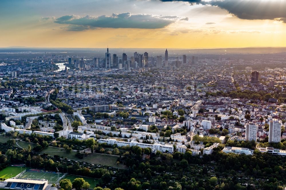 Luftbild Frankfurt am Main - Gesamtübersicht und Stadtgebiet mit Außenbezirken und Innenstadtbereich vor der Skyline des Bankenviertels im Ortsteil Nordend-Ost in Frankfurt am Main im Bundesland Hessen, Deutschland