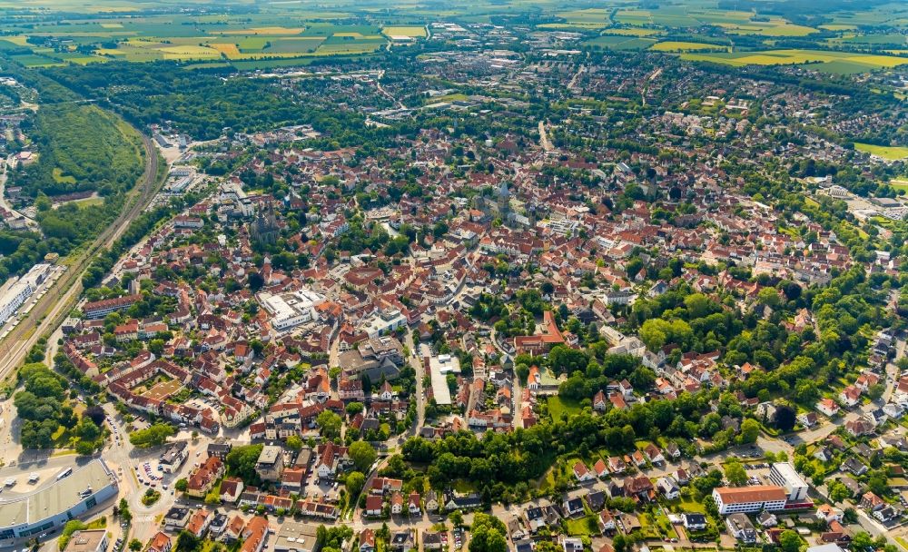 Luftaufnahme Soest - Gesamtübersicht und Stadtgebiet mit Außenbezirken und Innenstadtbereich in Soest im Bundesland Nordrhein-Westfalen, Deutschland